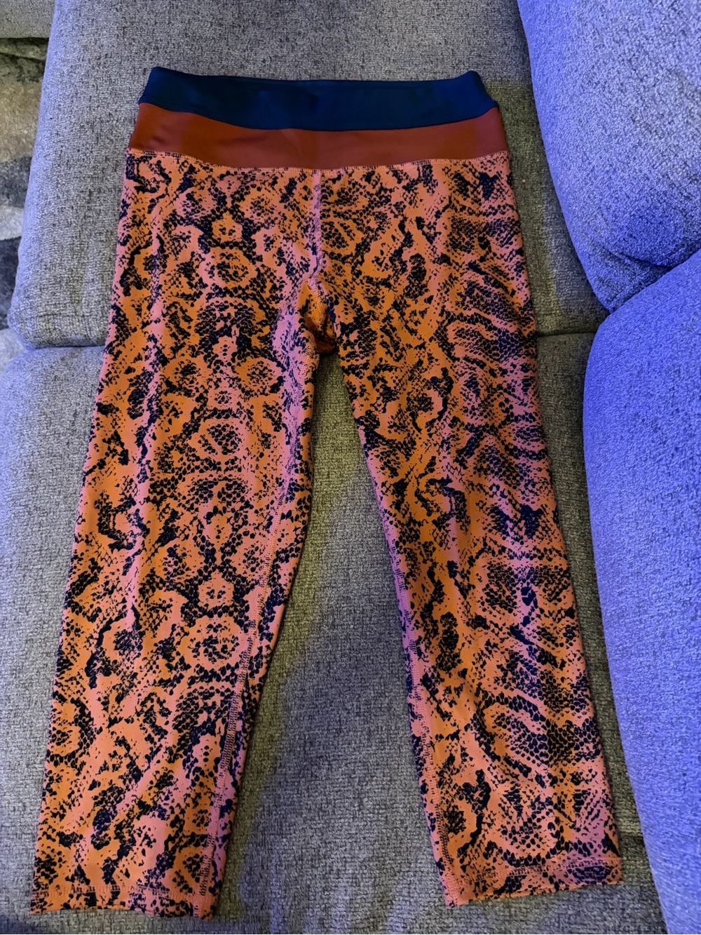 Like New! Women’s Jessica Simpson Orange and Black Snake-Print Cropped Leggings